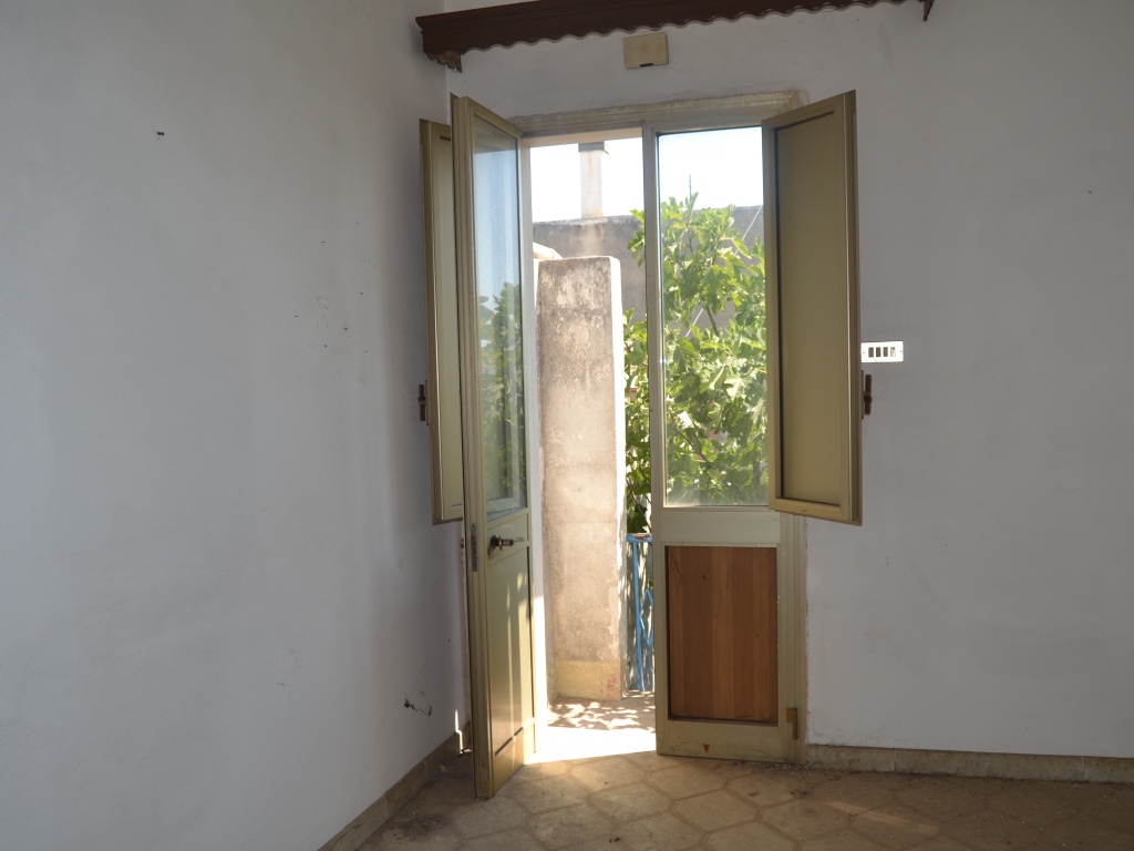 3217-VC Poggiardo - Casa da ristrutturare con cantina e giardino 